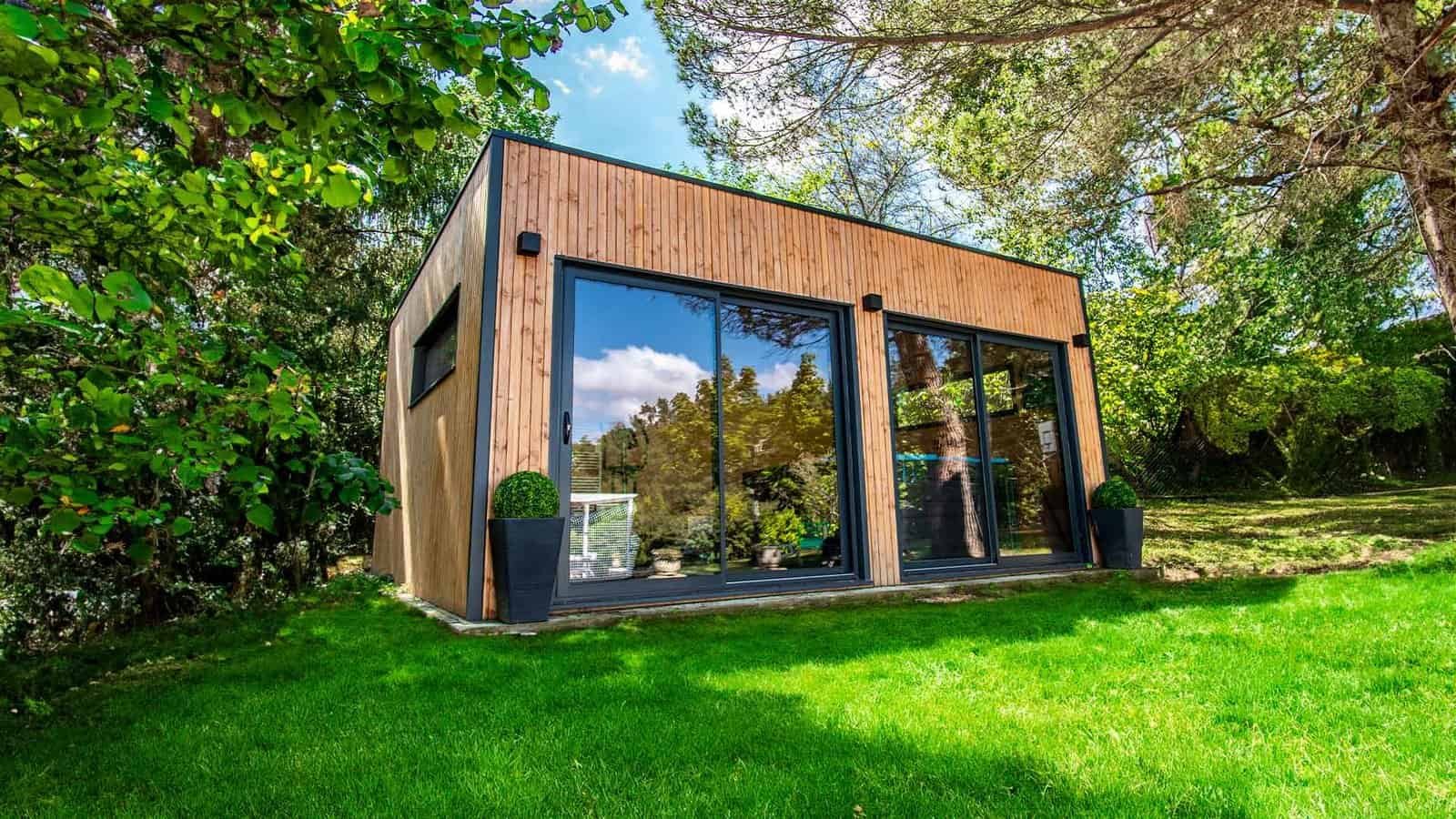 Studio de jardin sous les arbres