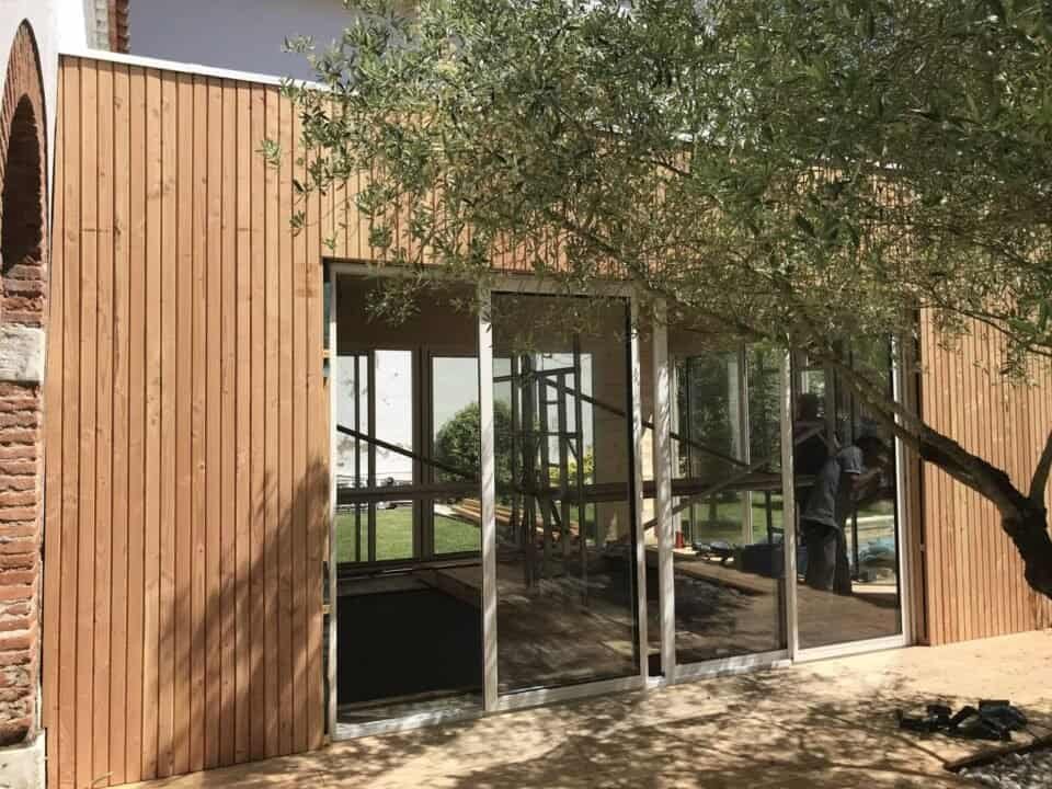 extension en bois sur une maison ancienne