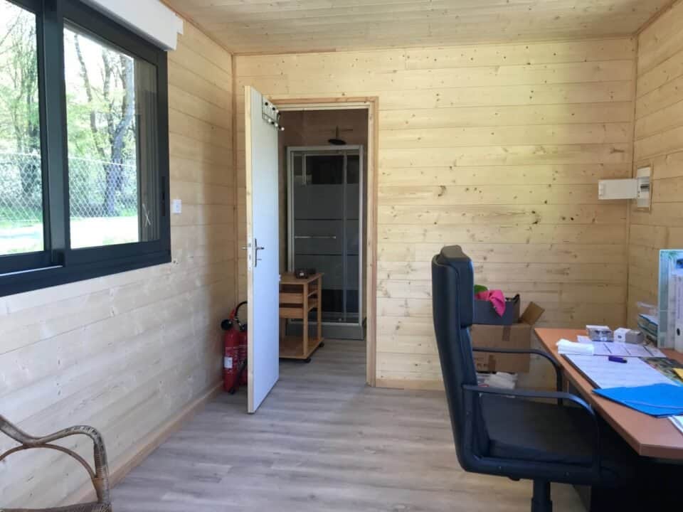 bureau avec vestiaire