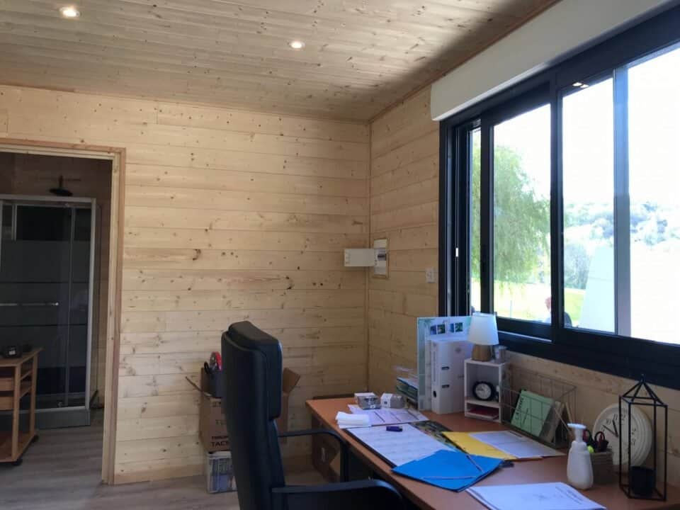 bureau avec vestiaire