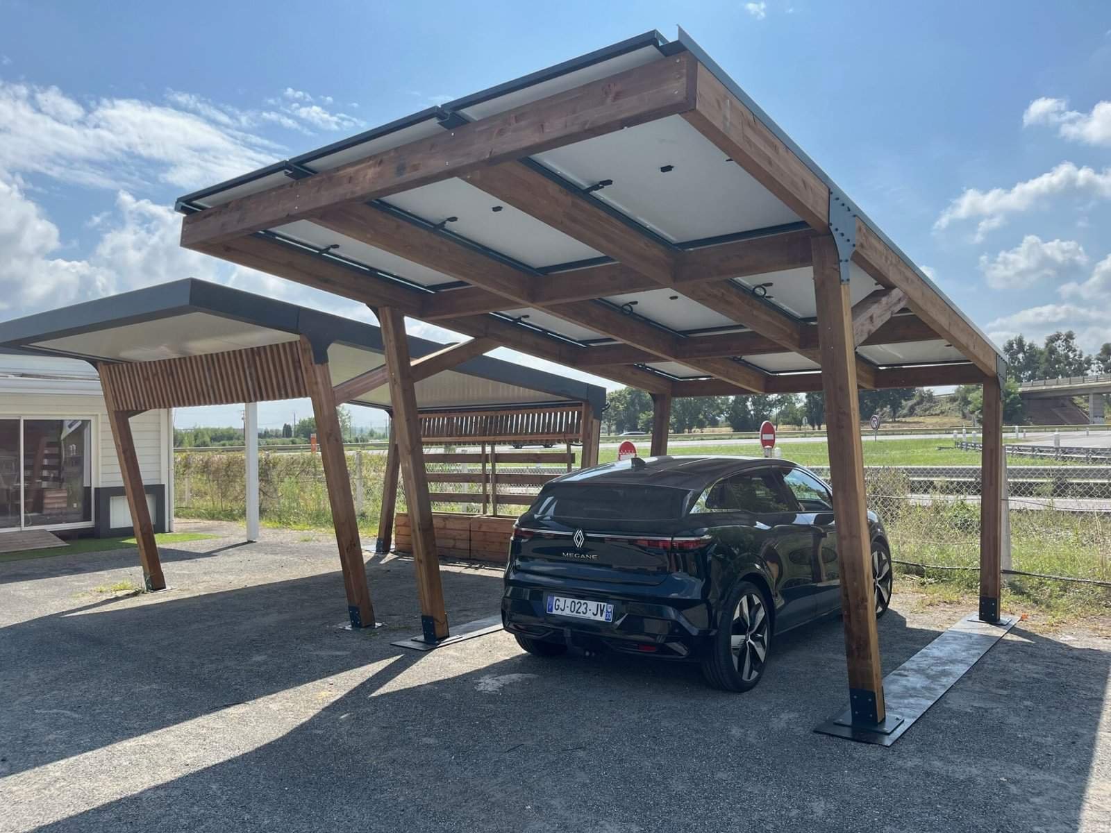 abri voiture qui produit de l'électrité
