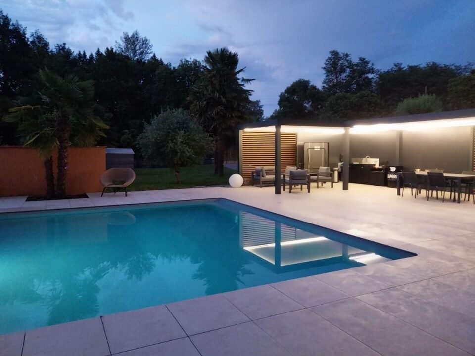 poolhouse aluminium en bord de piscine