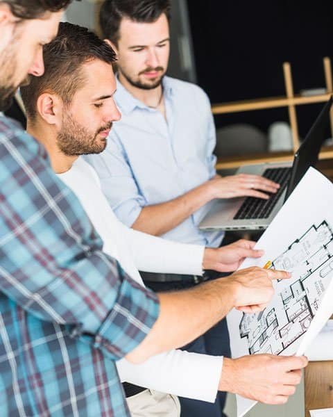 Technicien devant un plan de maison