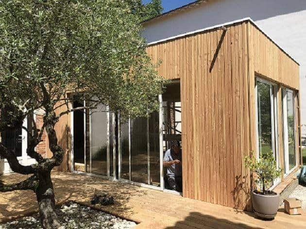 extension en bois sur une maison ancienne