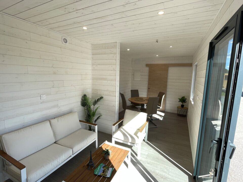 Intérieur d’un studio de jardin à louer, aménagé en espace de bureau, disponible à la location.