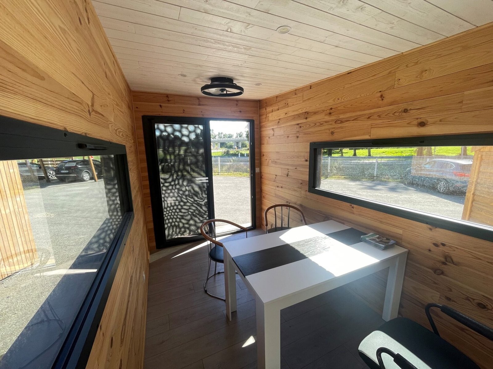 Tiny house aménagée en bureau. Idéal pour les entreprises ou le télétravail. Tiny house écologique et mobile.